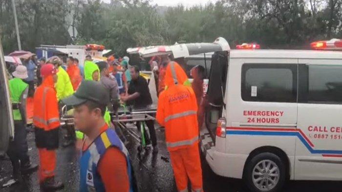 Satu penumpang tewas dalam insiden kecelakaan beruntun di KM92, Tol Cipularang, Jawa Barat pada Senin (11/11/2024). ambulans-ambulans berseliweran