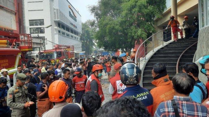 Proses menunggu evakuasi satu jasad korban kebakaran Glodok Plaza. Sebanyak delapan orang dilaporkan hilang dalam kebakaran Glodok Plaza, Tamansari, Jakarta Barat, Rabu (51/2025) malam, empat dinyatakan tewas