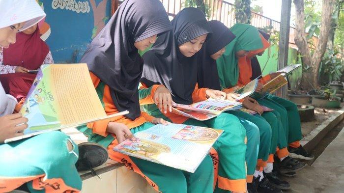 Sebuah mobil berwarna putih, yang dikenal sebagai
