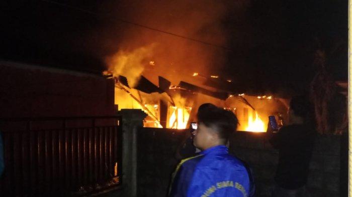 Sebuah bedeng tempat mes karyawan SPBU di kawasan padat penduduk Kelurahan Lubuk Tanjung, Kecamatan Lubuklinggau Barata II Kota Lubuklinggau Sumsel Ludes terbakar.