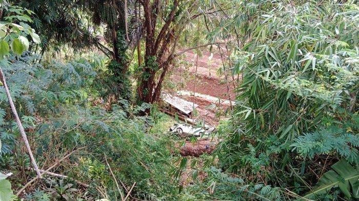 Sebuah mobil minibus berpelat nomor B 1487 HKJ terjun ke jurang dengan kedalaman puluhan meter di Rancakalong, Sumedang, Rabu (29/11/2023).