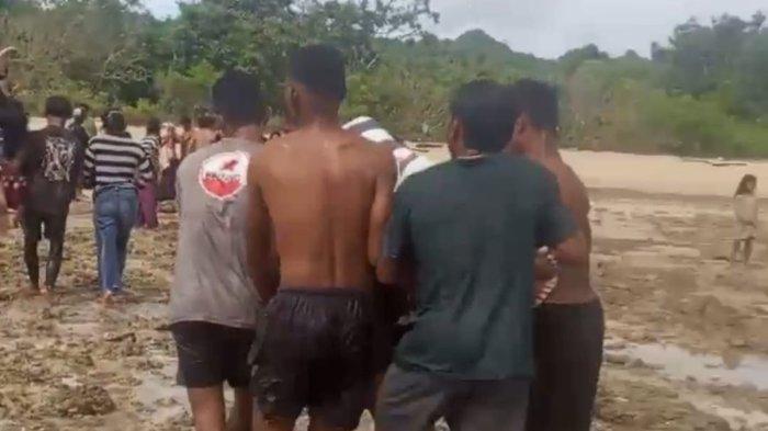 KAPAL BASARNAS MELEDAK - Proses evakuasi korban kapal basarnas meledak. Sebuah speedboat yang mengangkut puluhan orang penumpang tenggelam di Perairan Laut Pulau Manipa, Kabupaten Serang Bagian Barat Maluku, Jumat (3/1/2025). Delapan orang penumpang dilaporkan meninggal dunia dalam musibah tersebut.