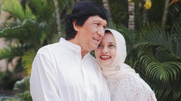 Ikang fawzi dan Marissa Haque. Selama puluhan tahun membina rumah tangga, Ikang fawzi ternyata memiliki kebiasaan romantis kepada Marissa Haque semasa hidup, selalu cium kening
