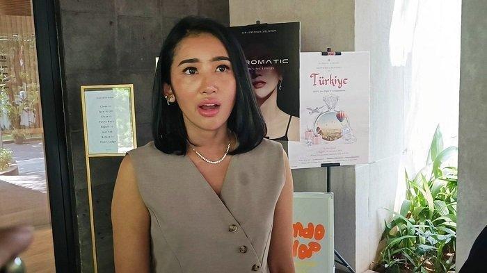 Selebgram Shahnaz Anindya alami kekerasa dalam rumah tangga (KDRT) oleh presenter Taufiq Hermawan alias Altaf Vicko.