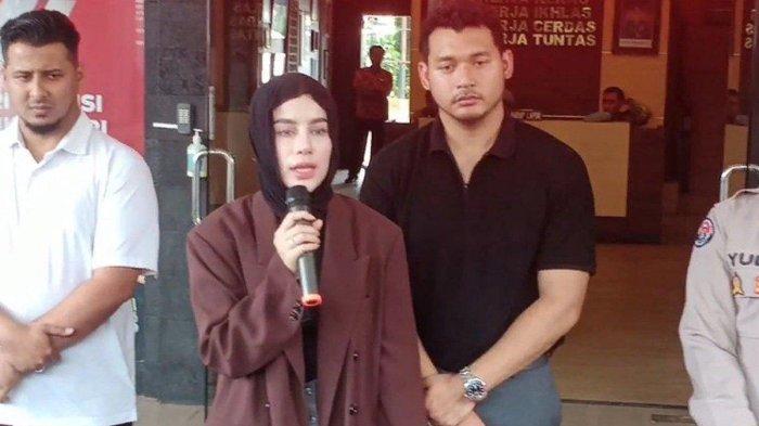 Selebgram bernama Emy Aghnia Punjabi yang anak perempuannya berinisial JAP menjadi korban penganiayaan pengasuhnya