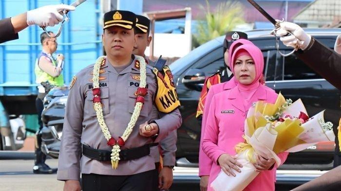 Kapolres AKBP Muhammad Yoga dan istri. Semasa hidupnya, Kapolres Boyolali AKBP Muhammad Yoga dikenal sebagai sosok dengan pembawaan yang tenang dan ahli ibadah. Ketua Bawaslu berduka