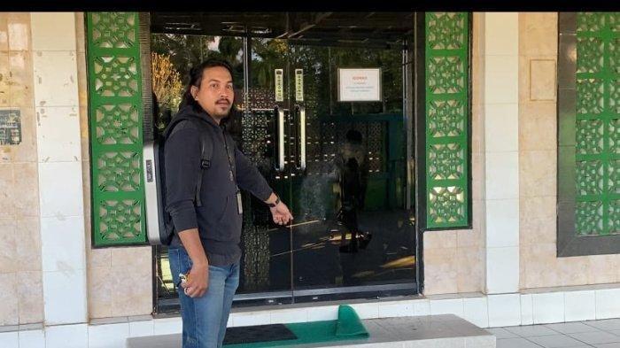 BAYI HILANG DITEMUKAN TEWAS- Lokasi penemuan seorang bayi laki-laki berusia 1 Tahun 11 Bulan, Rafa Fauzan yang sempat menghilang sejak Selasa 10 Juni 2025, kini meninggal dunia di pintu Masjid Jami Husnul Khatimah di Jalan Veteran, Kelurahan Roban, Kecamatan Singkawang Tengah, Kota Singkawang, Jumat 13 Juni 2025