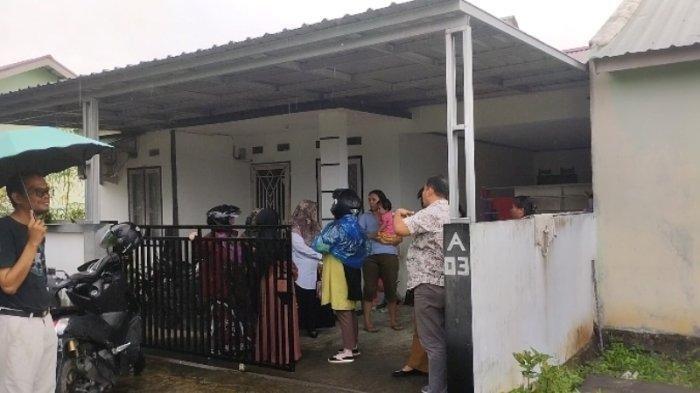 TKP PEMBUNUHAN WAKEPSEK. Tetangga Wakil Kepsek SMPN yang tewas dibunuh dibunuh suami berdatangan ke TKP di Perumahan Griya Sinambek Permai RT 005/RW 001, Lingkungan III Sinambek, Kelurahan Sungai Jering, Kecamatan Kuantan Tengah, Kuantan Singingi (Kuansing), Riau pada Senin (24/2/2025) pagi. Seorang wanita Pegawai Negeri Sipil (PNS) di Riau ditemukan tewas diduga dibunuh oleh suaminya, Elvis Ardi (48), pertama kali ditemukan anaknya