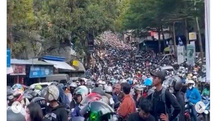 Seorang wisatawan terjebak macet di Puncak Bogor meninggal dunia, pada Minggu (16/9/2024).