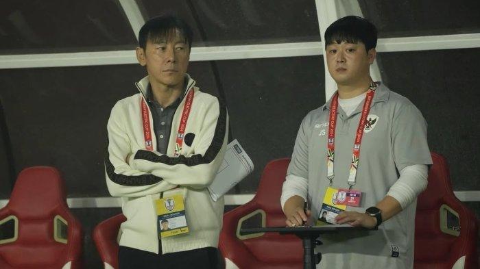 Shin Tae-yong dan salah satu staf fisioterapisnya, Huh Ji-sub saat menukangi Timnas Indonesia.