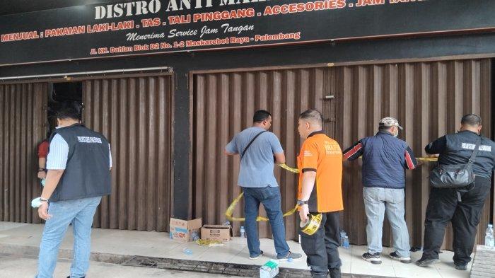 Polisi mendatangi ruko distro TKP pegawai koperasi di Palembang tewas dibunuh lalu jasadnya dicor, Rabu (26/6/2024).