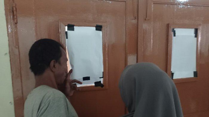 Kedua orang tua almarhumah AA, berusaha menyaksikan lanjutan kasus pembunuhan anaknya siswi SMP inisial AA (13) di kuburan Cina, Talang Kerikil, Sukarami, Kota Palembang, di Pengadilan Negeri Kelas 1 Palembang, Selasa (8/10/2024). Mereka berdua kesulitan melihat jalannya sidang karena tertutup untuk umum. Hari ini sidang dengan agenda tuntutan dari JPU kepada keempat tersangka yakni IS (16), MZ (13), NS (12), dan AS (12).