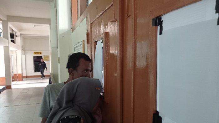 Kedua orang tua almarhumah AA, berusaha menyaksikan lanjutan kasus pembunuhan anaknya siswi SMP inisial AA (13) di kuburan Cina, Talang Kerikil, Sukarami, Kota Palembang, di Pengadilan Negeri Kelas 1 Palembang, Selasa (8/10/2024). Mereka berdua kesulitan melihat jalannya sidang karena tertutup untuk umum. Hari ini sidang dengan agenda tuntutan dari JPU kepada keempat tersangka yakni IS (16), MZ (13), NS (12), dan AS (12).
