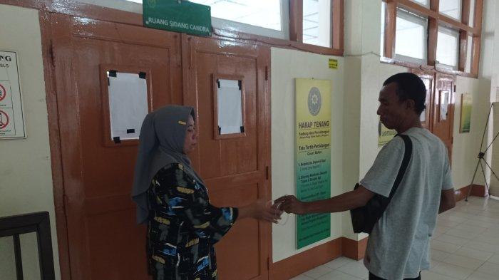 Kedua orang tua almarhumah AA, berusaha menyaksikan lanjutan kasus pembunuhan anaknya siswi SMP inisial AA (13) di kuburan Cina, Talang Kerikil, Sukarami, Kota Palembang, di Pengadilan Negeri Kelas 1 Palembang, Selasa (8/10/2024). Mereka berdua kesulitan melihat jalannya sidang karena tertutup untuk umum. Hari ini sidang dengan agenda tuntutan dari JPU kepada keempat tersangka yakni IS (16), MZ (13), NS (12), dan AS (12).