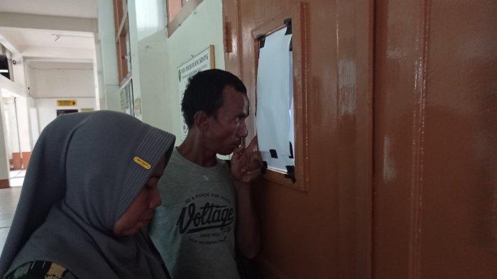 Kedua orang tua almarhumah AA, berusaha menyaksikan lanjutan kasus pembunuhan anaknya siswi SMP inisial AA (13) di kuburan Cina, Talang Kerikil, Sukarami, Kota Palembang, di Pengadilan Negeri Kelas 1 Palembang, Selasa (8/10/2024). Mereka berdua kesulitan melihat jalannya sidang karena tertutup untuk umum. Hari ini sidang dengan agenda tuntutan dari JPU kepada keempat tersangka yakni IS (16), MZ (13), NS (12), dan AS (12).