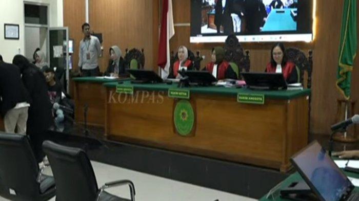 Sidang Peninjuan Kembali (PK) eks terpidana kasus Vina, Saka Tatal digelar hari ini, Rabu (24/7/2024) yang dipimpin oleh 3 sosok hakim perempuan.