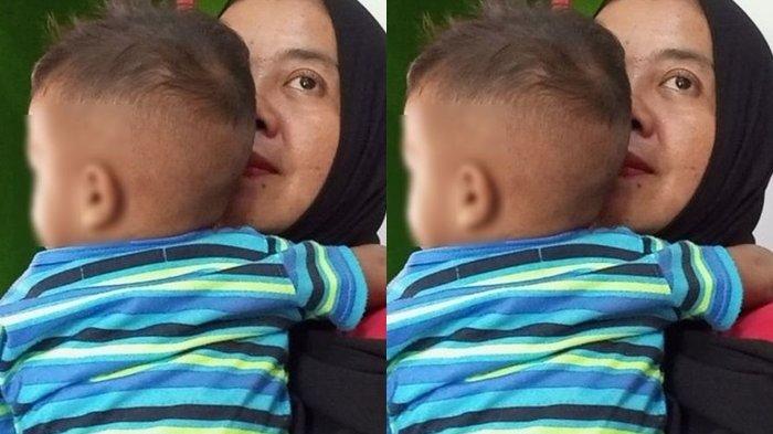 Siti Maulia (37), ibu dari bayi yang tertukar sedang menggendong bayi tersebut di rumahnya Kampung Mekar Jaya, Desa Cibeuteng, Kecamatan Ciseeng, Kabupaten Bogor, Jawa Barat, Jumat (11/8/2023).