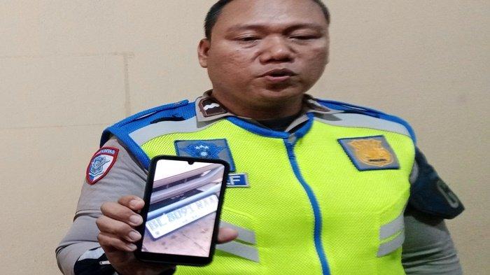 CEKCOK -- Aipda Syarif Hidayat, polisi yang viral menghentikan paksa mobil box pengangkut pisang menyampaikan klarifikasi, Kamis (6/2/2025).