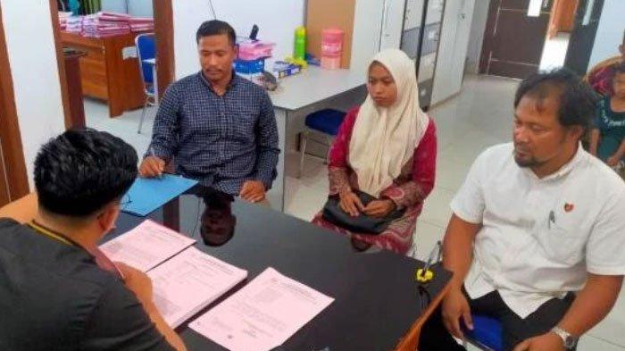 Potret Supriyani, guru honorer di salah satu SDN di Konawe Selatan saat menjalani pemeriksaan di kejaksaan. Kini Sosok Katiran Suami Supriyani Ikut Disorot, Terungkap Pekerja Serabutan