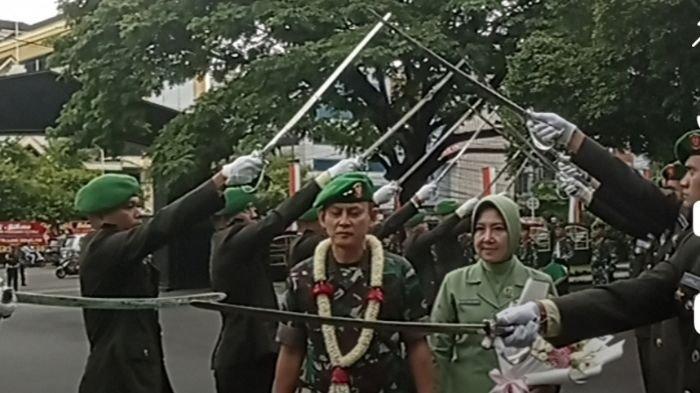 PEDANG PORA - Panglima Kodam II/Sriwijaya Mayjen TNI Ujang Darwis melakukan tradisi pedang pora sebelum memasuki Makodam II Sriwijaya. Jenderal asli Palembang tersebut siap melanjutkan program- program yang ada.
