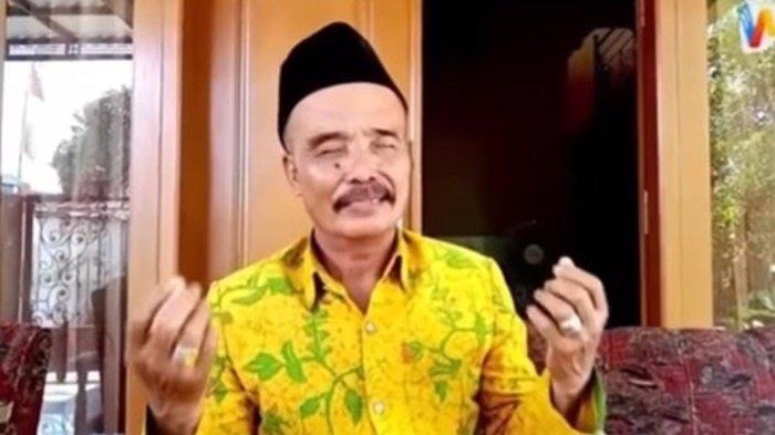 Sosok Mohammad Arif, guru Madrasah Aliyah Negeri (MAN) 1 di Pamekasan, Madura dimutasi usai menyatakan menolak adanya pemberlakuan tarif toilet Rp500 bagi siswa.