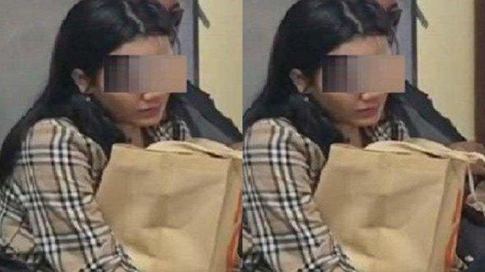 TINGGALKAN BALITA - Sosok Selebgram SA (kiri) ibu dari 4 anak yang terbakar dalam rumah di Kendari, Selasa (6/5/2025). SA pergi bersama pacar meninggalkan 4 anak balitanya di rumah namun naas rumah terbakar menyebabkan 3 dari 4 anak SA tewas