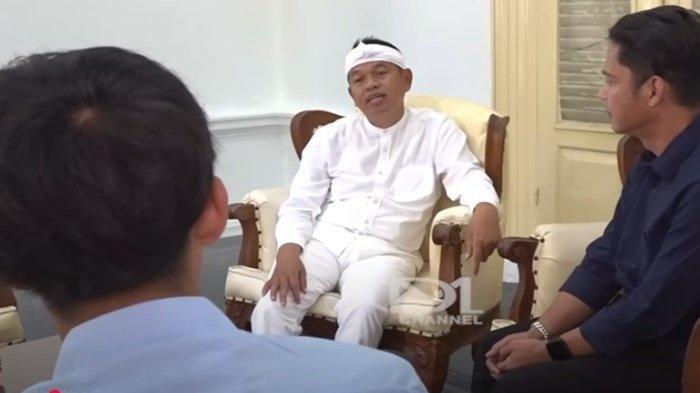 NGADU KE DEDI MULYADI -- Gubernur Dedi Mulyadi didatangi orang tua pelajar dari Kayu Agung, OKI, Sumsel. Pihak sekolah yakni SMKN 2 Kayuagung, OKI, Sumsel kini buka suara terkait salah seorang siswanya yang menemui Dedi Mulyadi untuk dimasukkan ke barak militer.