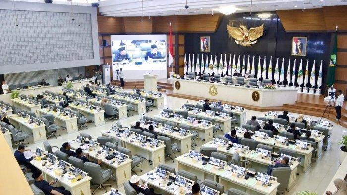SIDANG PARIPURNA DPRD JABAR - Suasana Sidang paripurna DPR Jabar, di Gedung DPRD Jabar, Jumat (16/5/2025).