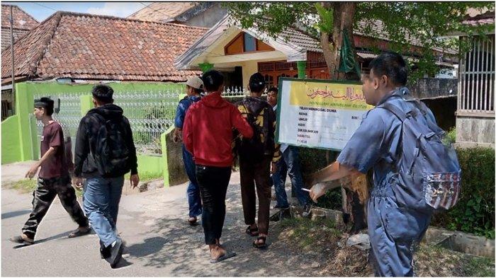 Suasana di jalan menuju rumah duka remaja menjadi korban tewas tawuran di Palembang, Senin (7/8/2023).