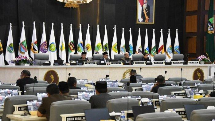 FRAKSI WALK OUT - Suasana rapat paripurna membahas Rancangan Peraturan Daerah Prakarsa tentang kegiatan usaha pertambangan, administrasi kependudukan (adminduk) dan pengelolaan barang milik daerah hingga BUMD di Gedung DPRD Jawa Barat, Kota Bandung, Jumat (16/5/2025).