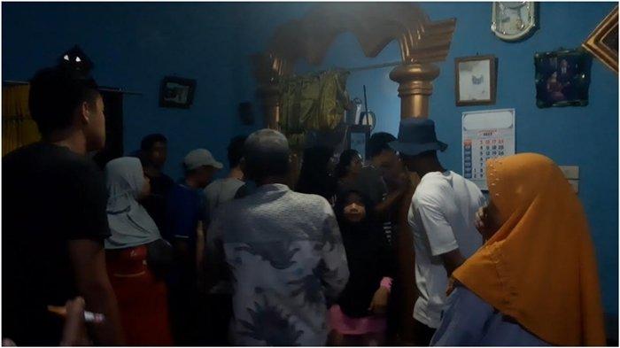 Warga berkumpul di rumah Masiah yang ditemukan tak bernyawa di kediamannnya di Desa Tanjung Agas, Kecamatan Tanjung Raja, Ogan Ilir pada 19 September lalu. Polisi mengantongi identitas pelaku pembunuhan.