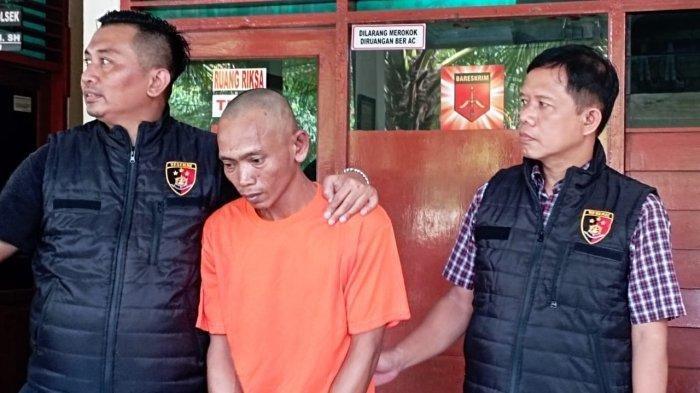 TAMPANG PELAKU PEMBUNUHAN- Aparat kepolisian membawa Sunardi (44) ke Polsek Cibarusah, Polres Metro Bekasi pada Rabu (5/2/2025). Sunardi pelaku pembunuhan wanita penagih bank keliling, Sri Pujiyanti tertunduk lesu saat digiring penyidik di Polsek Cibarusah, Polres Metro Bekasi