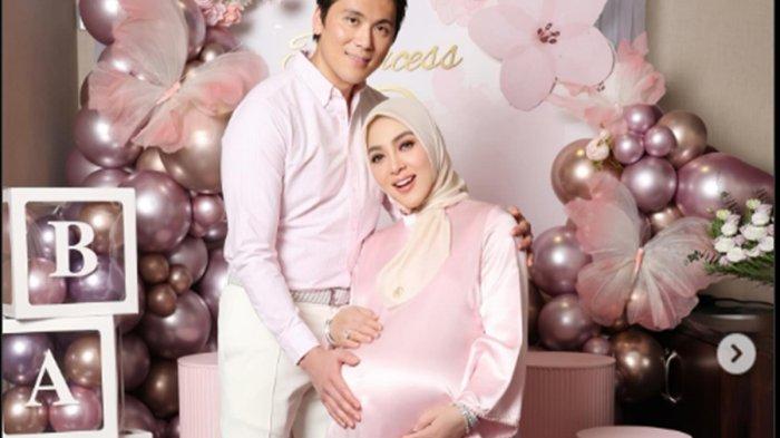 Syahrini dikabarkan melahirkan anak pertamanya di Singapura hari ini bertepatan di hari ulang tahunnya yang ke-44 tahun, pada Kamis (1/8/2024).