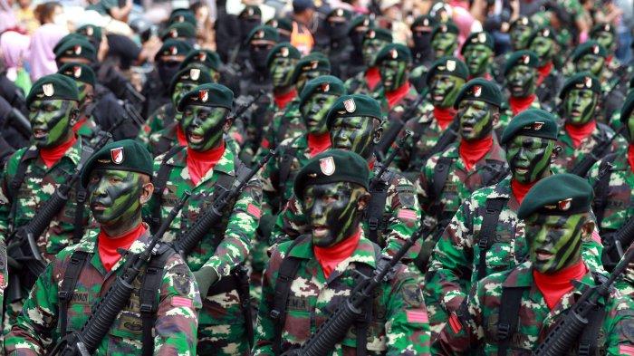 TNI dari Yonif Raider 200/BN melintasi podium kehormatan dan memberi hormat pada Defile memperingati HUT ke-79 TNI di depan Makodam II Sriwijaya, Jalan Jenderal Sudirman, Sabtu (5/10/2024). Ratusan warga kota Palembang memadati pinggir Jalan Sudirman untuk menyaksikan defile tersebut.