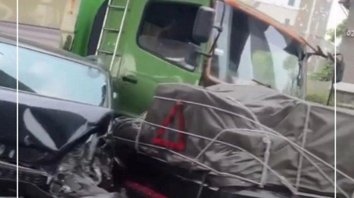 Tabrakan beruntun yang melibatkan truk kembali terjadi. Kali ini di tol Jakarta-Cikampek KM17 pada Kamis(14/11/2024) sekitar pukul 14.00 WIB. Kendaraan yang terlibat diantaranya truk trailer pengangkut kontainer, truk tronton wings box, Daihatsu Terios dan Suzuki Carry pikap. Kondisi Terois dan Carry Pikap mengalami ringsek.