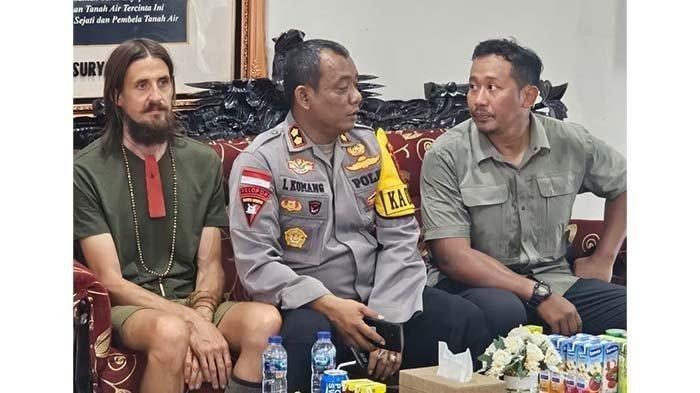 Tampak Philips Mark Mehrtens duduk di samping Kapolres Mimika, AKBP I Komang Budiartha. Pilot Susi Air asal Selandia Baru itu adkhirnya dilepas KKB Papua setelah setahun lebih disandera Egianus Kogoya di Kabupaten Nduga.