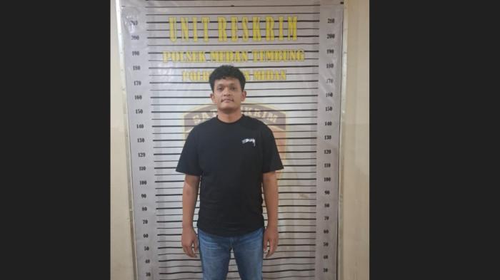 PERAS PEDAGANG: Tampang Rio F.A Ginting (23), pria yang mengaku sebagai anak Kasat Narkoba Polrestabes Medan usai ditangkap, Jumat (25/7/2025). Ia sempat memeras pedagang kedai Aceh, sambil mengancam.