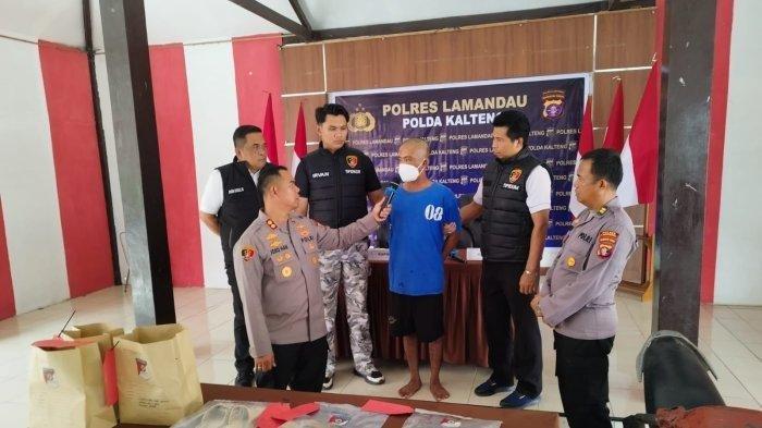 ANAK BUNUH IBU KANDUNG- Kapolres Lamandau AKBP Joko Handono, Kasatreskrim AKP Jhon Digul, dan Kabid Humas Herman Hutagalung saat melakukan konfrensi Pres pembunuhan seorang ibu oleh anaknya di aula Jogja Polres Lamandau. Tangan dingin Samsuden alias Azis (30), pemuda di Lamandau, Kalimantan Tengah berpura-pura menangis saat membawa jasad ibu kandungnya ke puskesmas