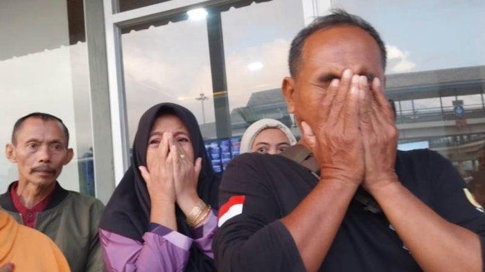 KAPAL TENGGELAM - Tangis Baihaki dan keluarga langsung pecah ketika mengetahui anaknya, Romi Alfa Hidayat, berhasil menyelamatkan diri dalam tragedi Tenggelamnya KMP Tunu Pratama Jaya, Rabu (2/7/2025). Baihaki mendapat kabar tentang kapal tenggelam, Kamis (3/7/2025), sekitar subuh.