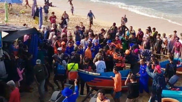 SISWA TENGGELAM DI PANTAI DRINI- Tangis Haru mewarnai proses evakuasi jenazah korban terakhir siswa SMP Mojokerto yang terseret ombak Pantai Drini Gunungkidul yang terjadi pada Selasa (28/1/2025). Korban ditemukan dikedalaman 10 meter oleh Tim SAR, pada, Rabu (29/1/2025).