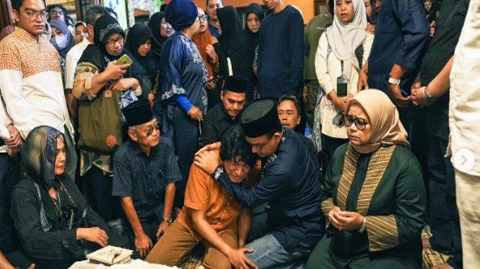Tangis Ikang Fawzi pecah di hadapan jenazah Marissa Haque, sambil dipeluk Anies Baswedan. sempat membisikan bak memberikan kekuatan kepada Ikang