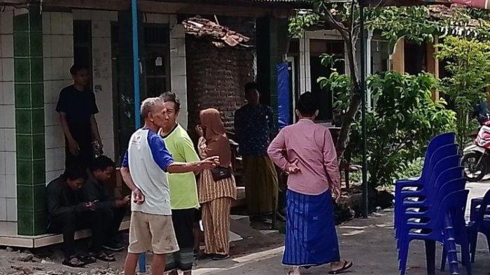 Suasana rumah duka santriwati yang tewas di Kebun, Kendal. Tangis histeris orangtua SNH pecah setelah jenazah putrinya tiba di rumah duka di Gempolbapang RT 004/002 Kelurahan Brangsong, Brangsong, Kendal