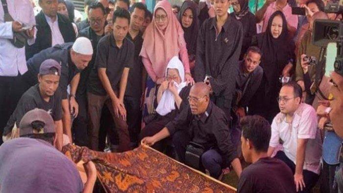 Tangis keluarga pecah saat iringi proses pemakaman Puput Novel di Pemakaman Umum Sanjaya, Kebayoran Baru, Jakarta Selatan, Senin (9/92024).