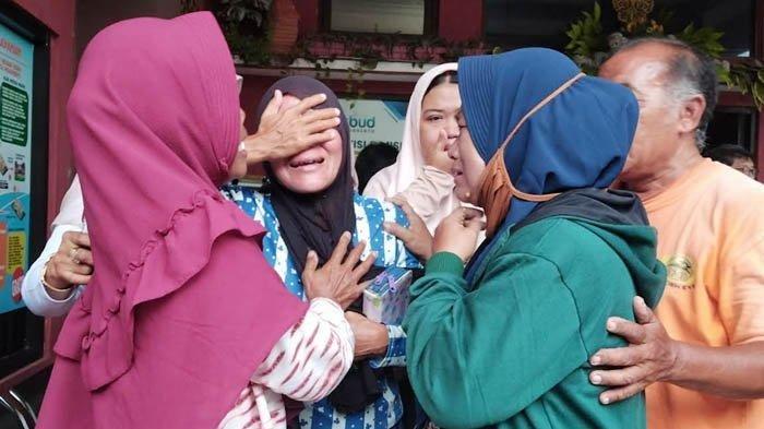 SISWA TERSERET OMBAK: Tangis para orang tua seketika pecah mendengar anaknya menjadi salah satu korban yang meninggal terseret arus di Pantai Drini, Gunung Kidul, Yogyakarta, Selasa (28/1/2025).