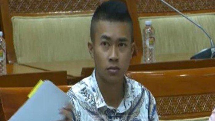 PEMECATAN SISWA SPN - Tangkap layar YouTube TV Parlemen yang diambil pada Sabtu (8/2/2025), memperlihatkan sosok Valyano Boni Raphael saat sidang Komisi III DPR RI RDP dan RDPU, Kamis (6/2/2025). Rapat itu membahas soal dipecatnya Boni dari SPN Polda Jabar. Di kesempatan yang sama, Kepala SPN Polda Jabar, Kombes Dede Yudy, membeberkan pelanggaran yang dilakukan Boni hingga berujung dipecat.