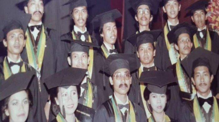 FOTO WISUDA JOKOWI - Tangkapan layar dari laman resmi UGM yang menujukkan foto wisuda Joko Widodo (baris paling atas, ketiga dari kanan)