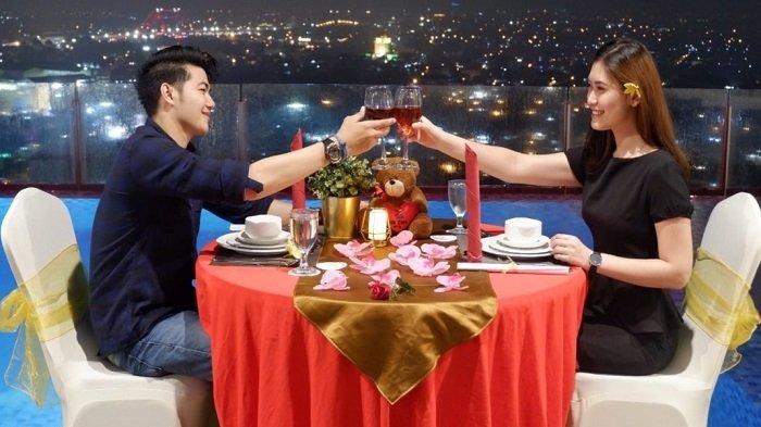 Hotel The Zuri menawarkan paket makan malam romantis di atas ketinggian hotel dengan pemandangan kota Palembang malam hari.