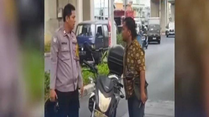 Tengah viral dimedia sosial aksi seorang pria petantang petenteng bawa senjata tajam di jalan raya di Jakarta Timur viral di media sosial.