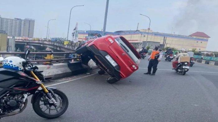 Tengah viral dimedia sosial sebuah video yang memperlihatkan mobil suzuki Baleno berwarna merah nyangkut di flyover Ciputat, Tangerang Selatan, Jumat (13/9/2024).