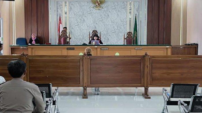 Terdakwa NS saat mengikuti sidang di Pengadilan Negeri Kayuagung pada Rabu (22/5/2024) sore. Kini didenda Rp 5 juta karena gelar hiburan musik remix saat resepsi pernikahan.